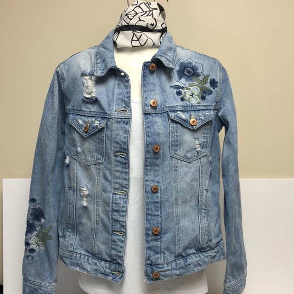 Forever 21 Women’s Distressed Embroidered Denim Jacket Size S - Picture 2 of 11